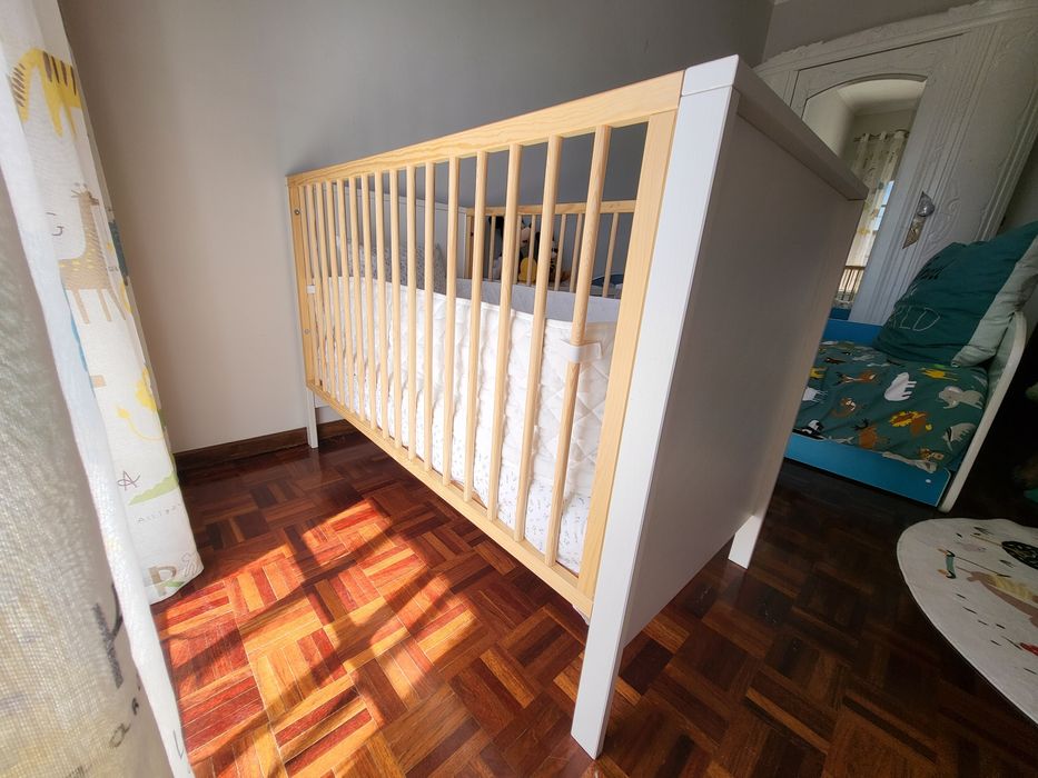 Berço de bebé montessori elegante e em excelente estado