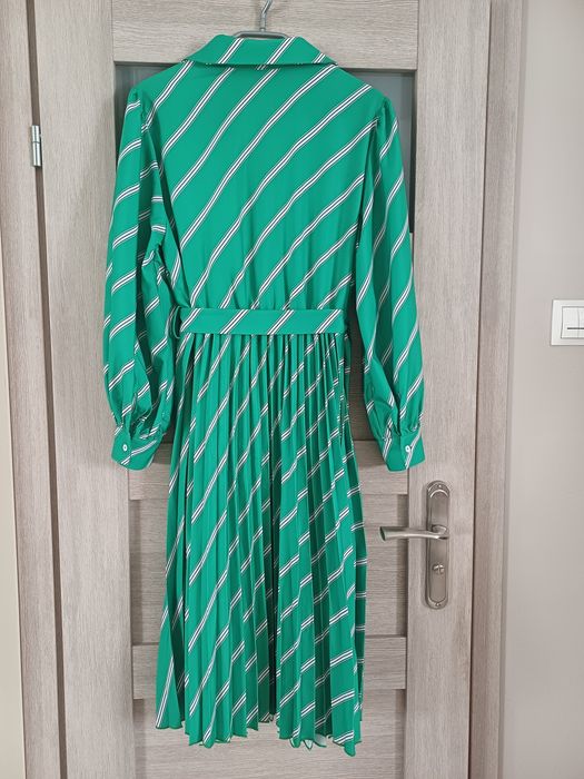 Piękna zielona plisowana sukienka 44