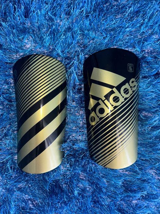 Caneleiras Adidas Pretas e Douradas