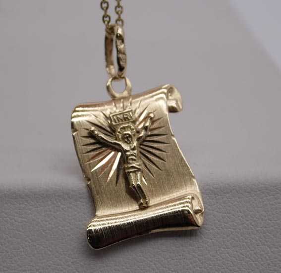 Złota zawieszka Pan Jezus na papirusie.