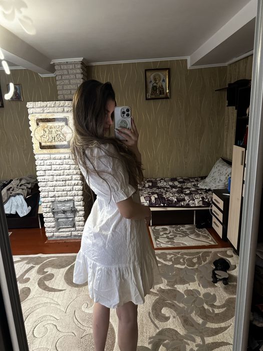 Біла легка сукня