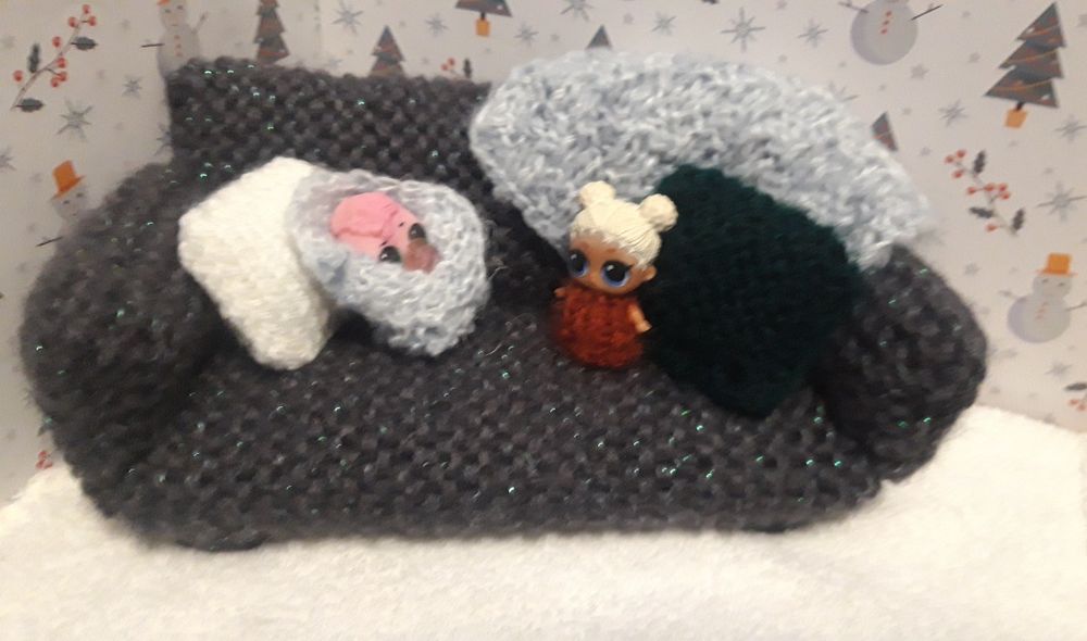 Диванчик для кукол, вязаный