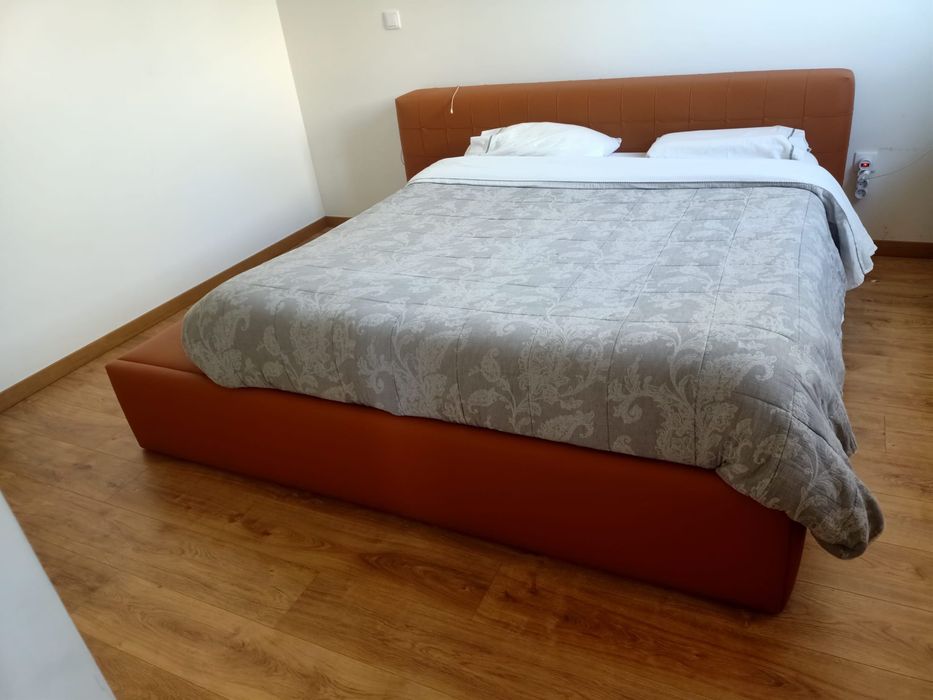 Cama casal pele sintentica com estrado elevatório