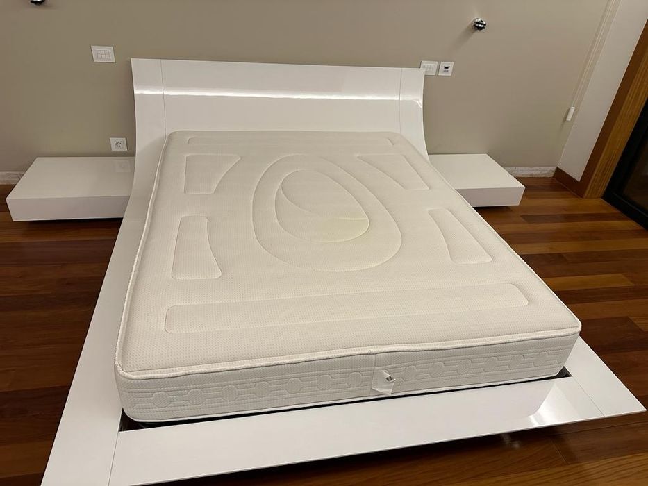 Cama completa mesinhas de cabeceira e colchão casal
