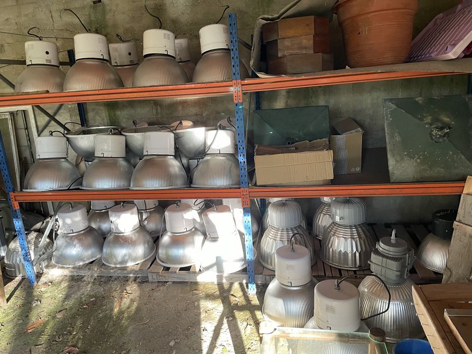 Candeeiros industriais com vidro e lampadas