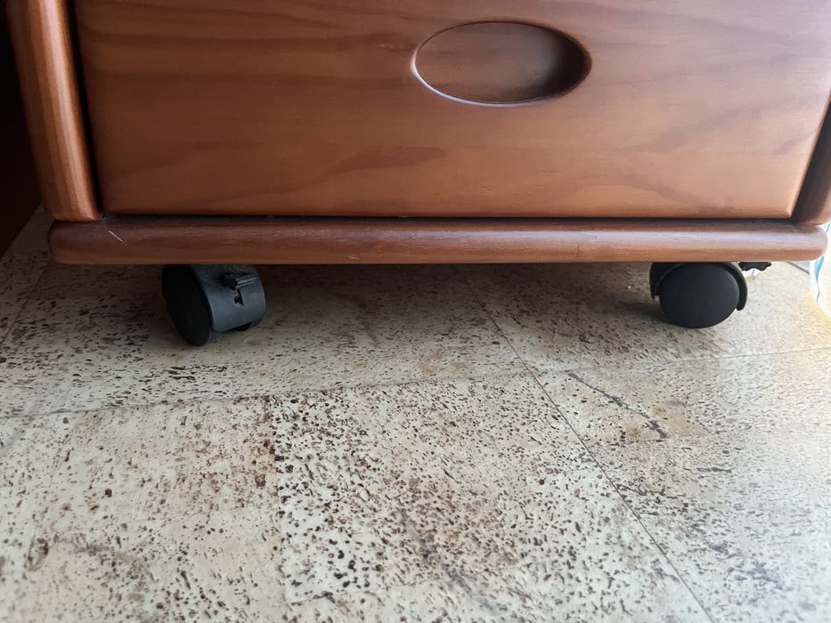 Mesa de cabeceira em madeira com rodas