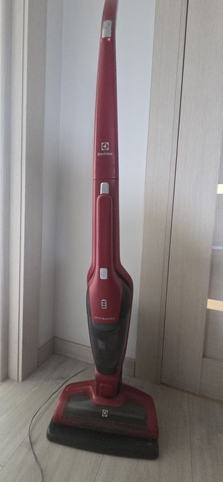 Продам пилосос  Electrolux-треба полагодити вилку для заряду