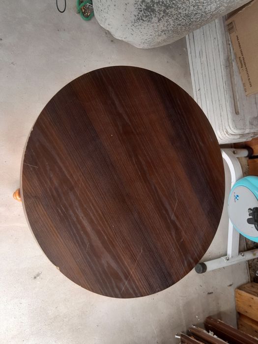 Okrągły stolik na drewnianej podstawie.