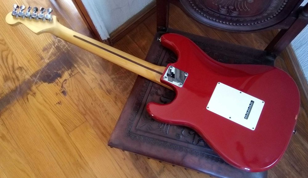 Guitarra (Squier by Fender Stratocaster Standard Fiesta Red Made in Korea 1989) Ligei a um Amplificador Gibson