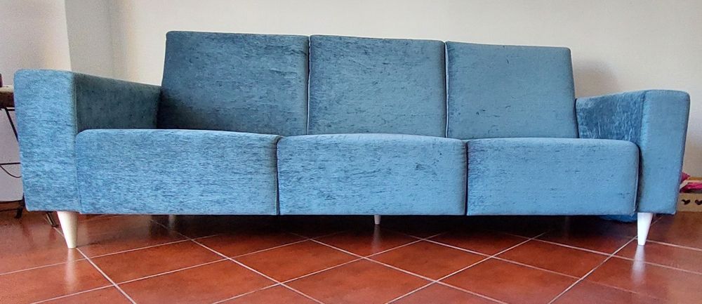 Sofá com almofadas e Puf