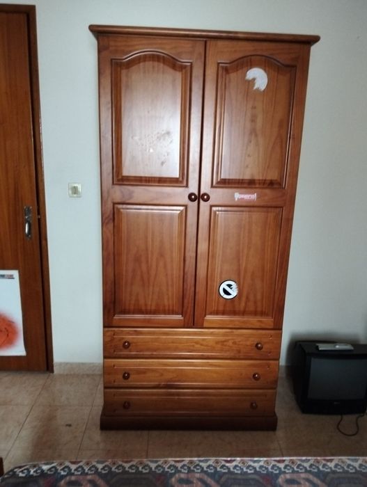 Mobília de Quarto em Madeira + Secretária – Bom Estado