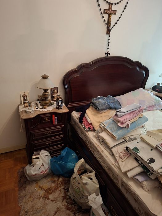 Quarto completo em madeira maciça - Bom estado geral