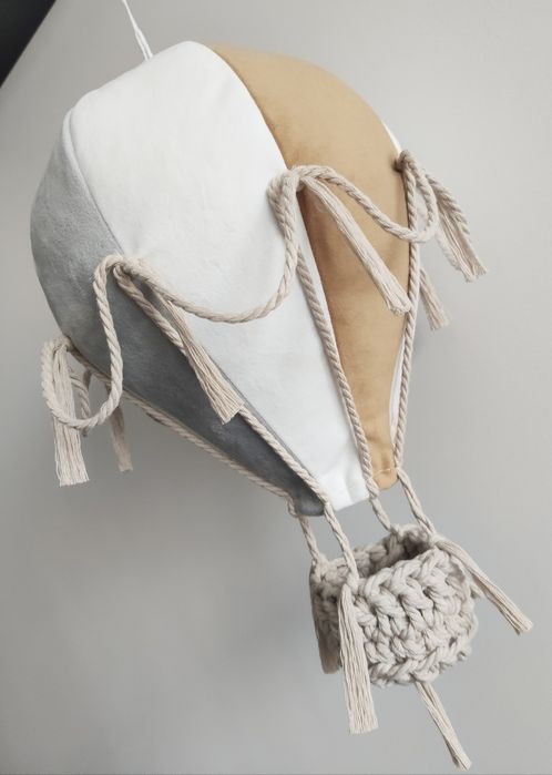 Balon dekoracyjny welurowy w locie z koszykiem w rozmiarze mini