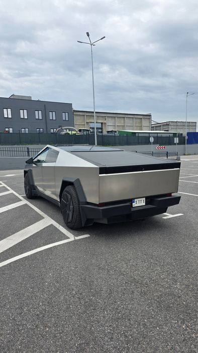 Tesla Cybertruck (категорія B !)