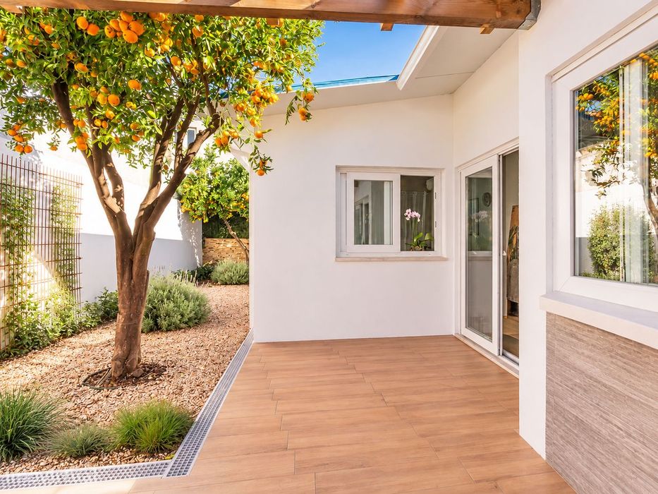 Moradia T2+1 totalmente remodelada com jardim privativo na Graça