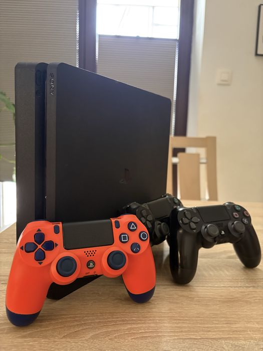 Playstation 4 slim 500 gb + 3 pady