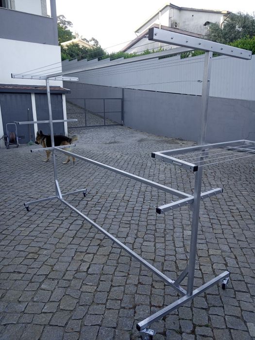 Vários modelos de estendais novos galvanizados com rodas.