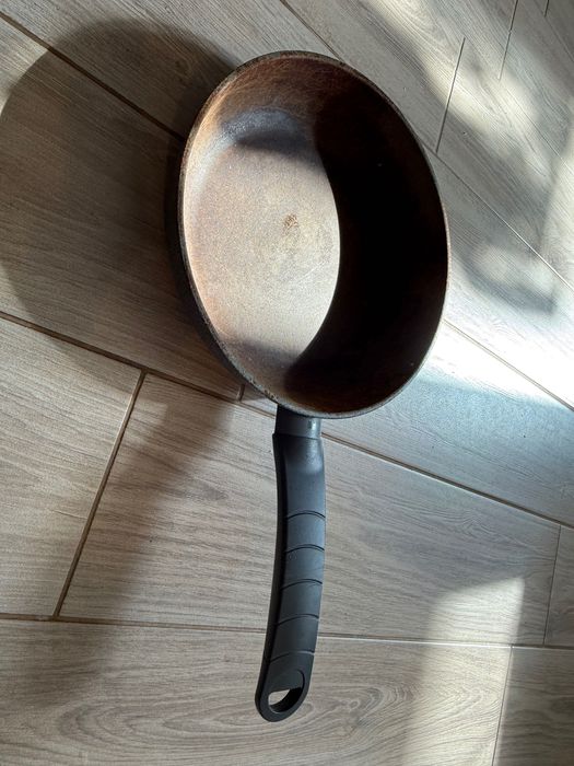 Продам сковорідку Біол 24 см з кришкою