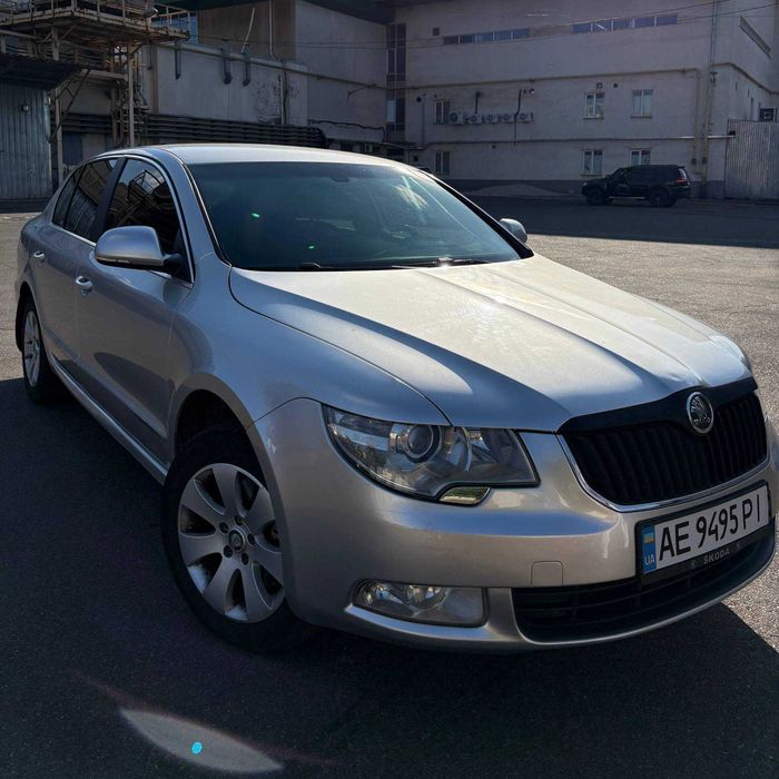 Skoda Superb 2011 продаж авто купити Шкода Суперб в Україні седан ліфтбек автомат DSG бензин комфортний та просторий автомобіль у гарному стані машина