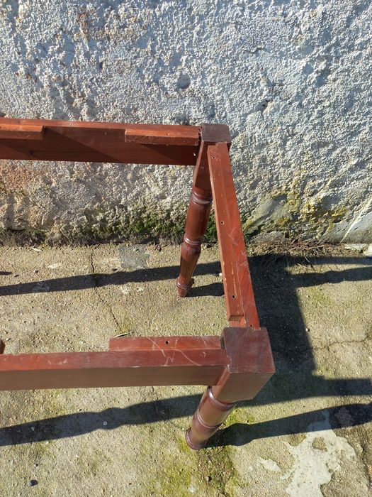 Estrutura de mesa de jantar em madeira  maciça