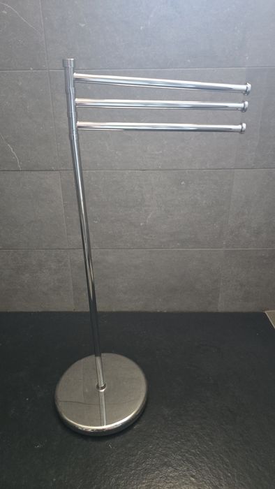 Toalheiro de pé em inox