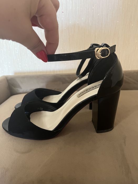 Босоніжки, 38 розмір, чорного кольору