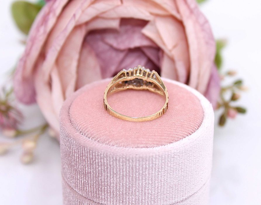 Złoty pierścionek p.375/2,41g z brylantami i szafirami