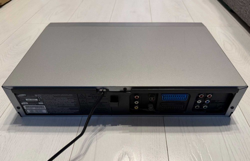 Комбинированный проигрыватель CD и VHS Samsung DVD-V6500
