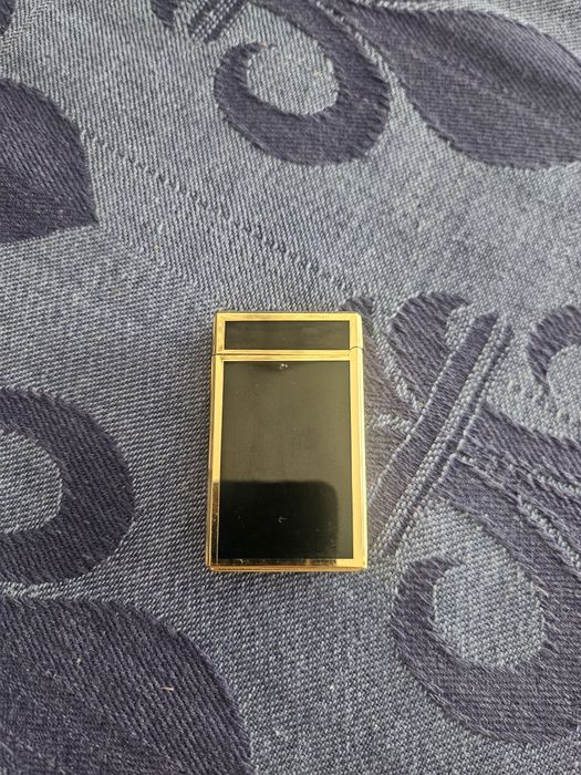 Isqueiro dourado preto  WIN