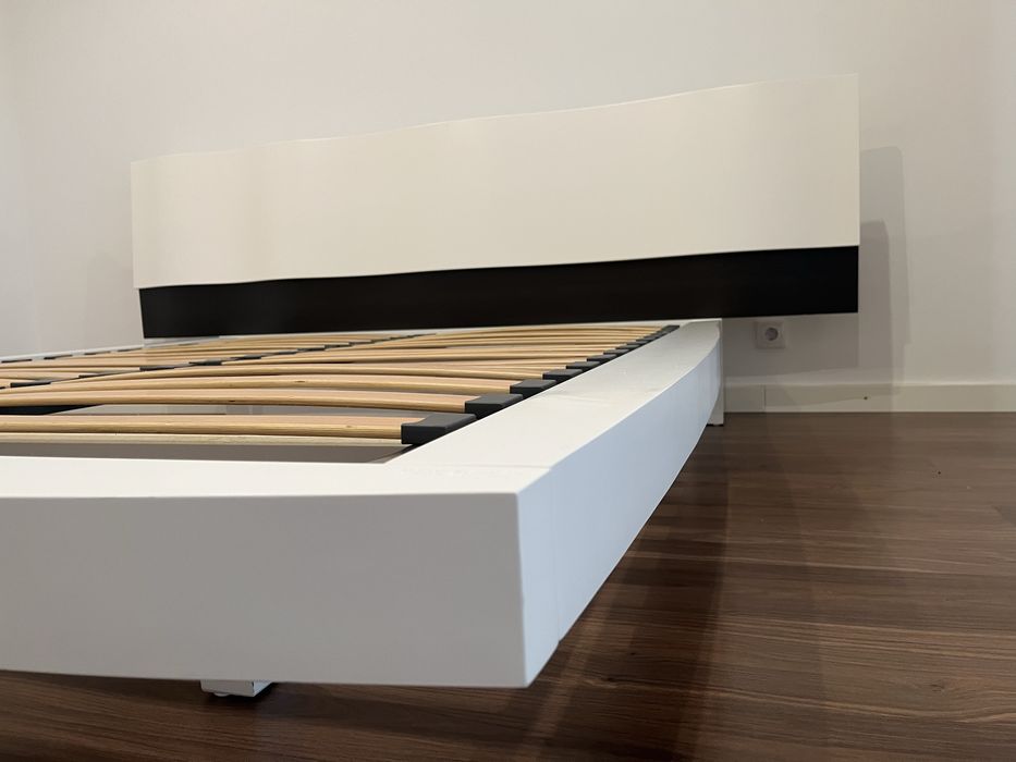 Cama de casal viena branco lacado faixa cabeceira wengue Antarte