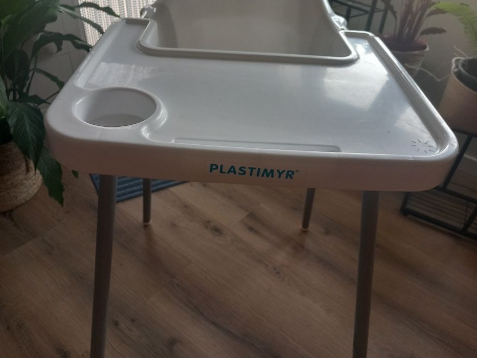 Cadeira com tabuleiro para bebé.