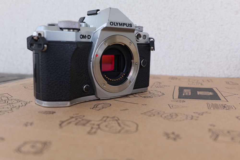 Olympus OM-D E-M5 Mark II (Body) + Lampa FL LM3 | Stan BDB | Mały przebieg 27k | adapter m42