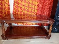 Mesa de centro em vidro e madeira