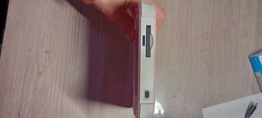 Продам ігрову приставку nintendo 2DS