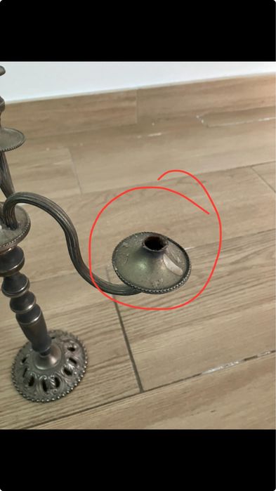 Candelabros em liga de metal