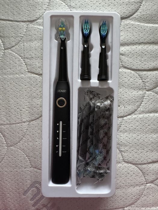 Електрична зубна щітка зі змінними насадками