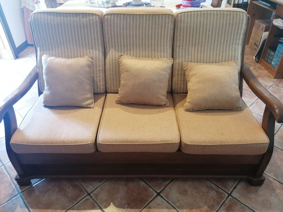 Sofás beje com almofadas