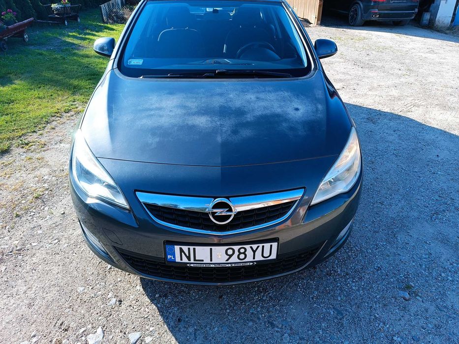 Opel Astra J 1.6 pewne auto