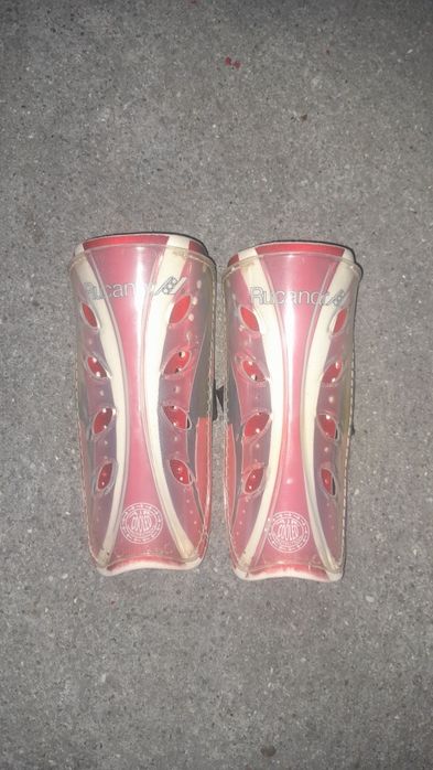 Vendo varios pares de caneleiras para futebol e futsal .