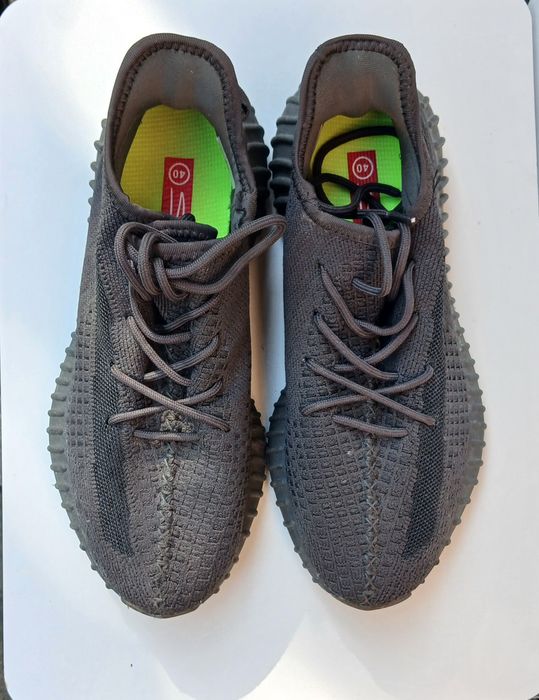 Пропоную легкі літні кросівки (стиль Yeezy Boost) у чудовому стані. М'які, дихаючі, чудово підійдуть на теплу погоду