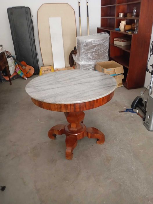 Mesa antiga com tampo em mármore