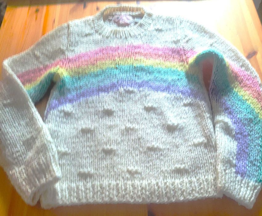 Biały sweter z pastelowym wzorem