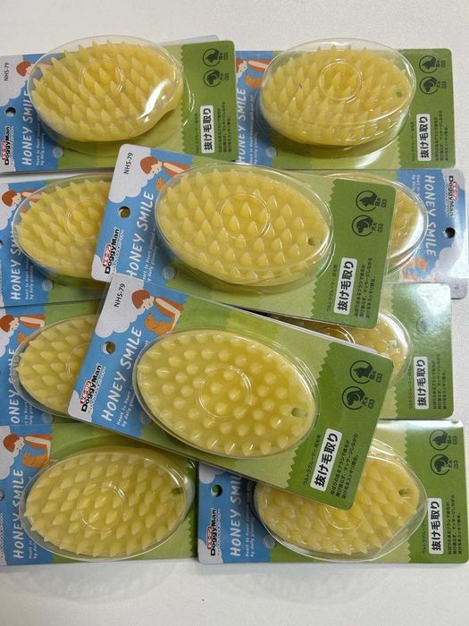 Щетка силиконовая для собак и кошек DoggyMan.Размер L Силіконова щітка