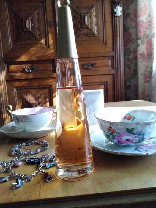 Issey Miyake L'eau Absolu 90 ml. Piękny trwały zapach. Super kobiecy.