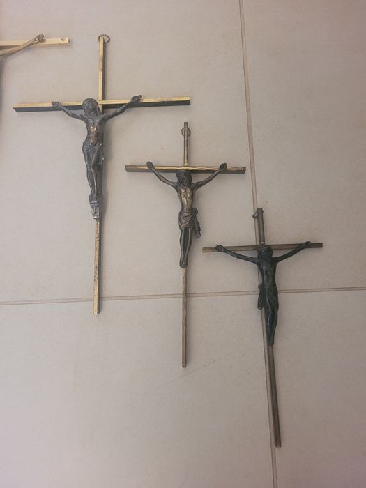 Krzyże z metalu.