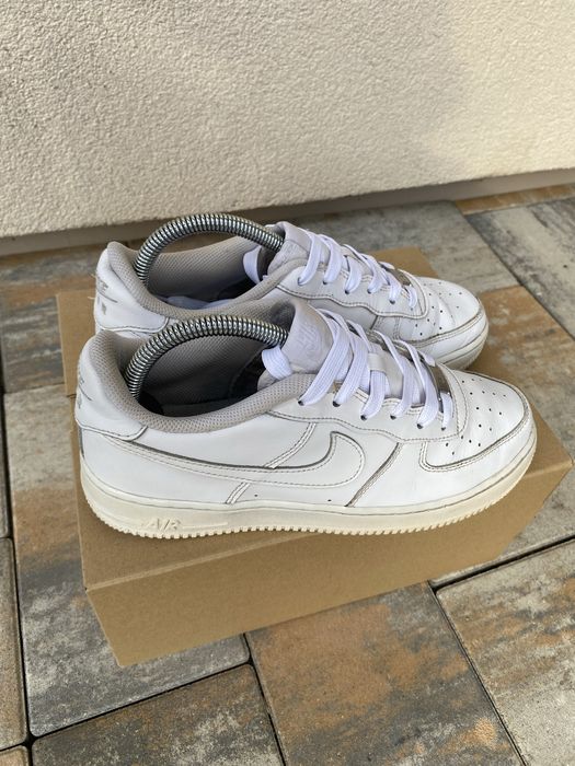 Białe sneakersy marki Nike Air Force 1