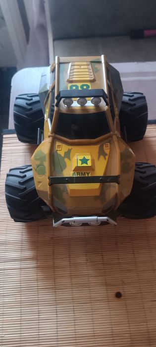 Продам машину на пульте управления