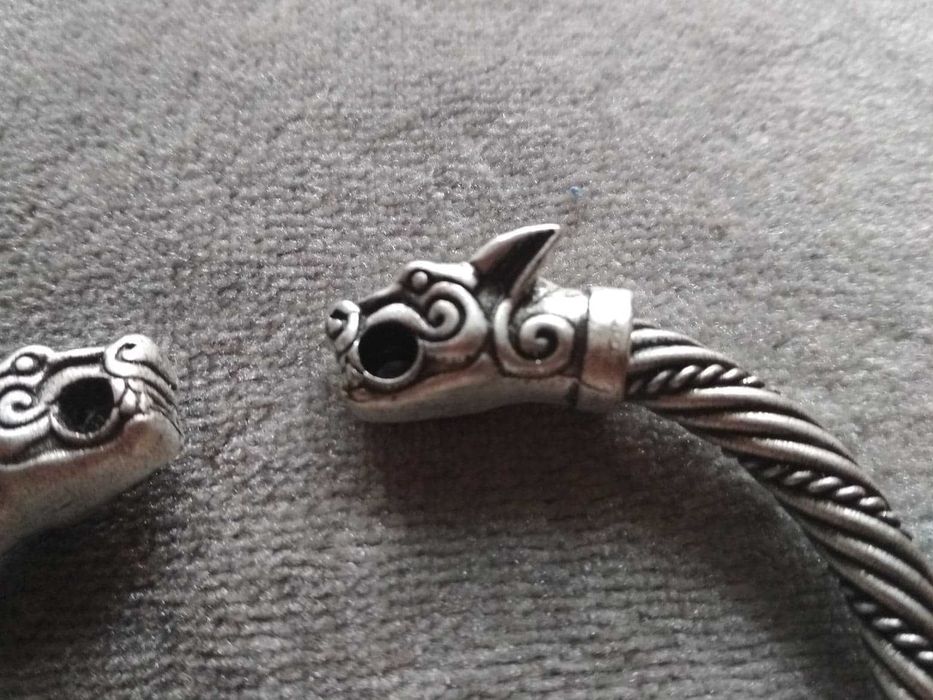 Bransoletka bransoleta Wikingów Szwecja XI w Runy Wilki Wikingowie