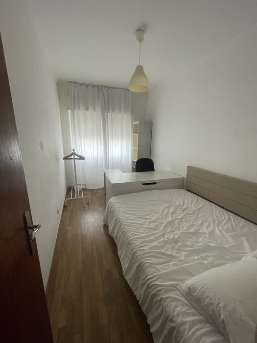 Cama, mesa secretária, cabeceira e mais