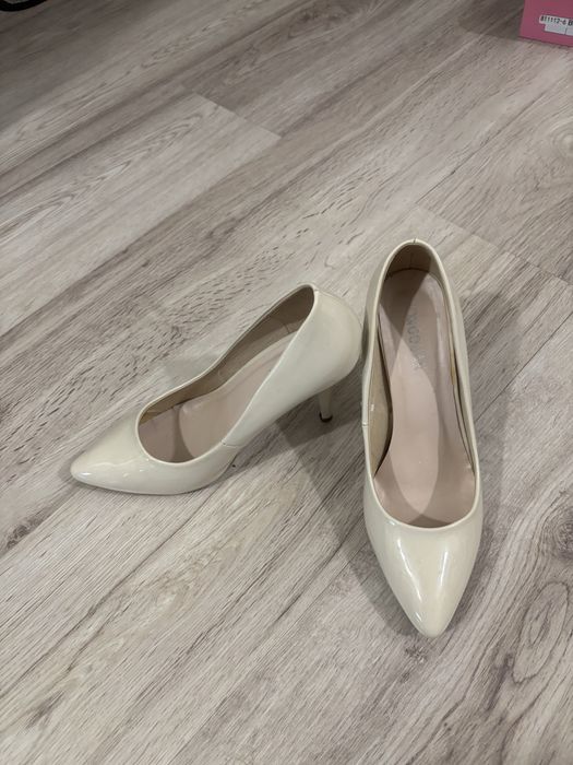 Туфлі молочного кольору